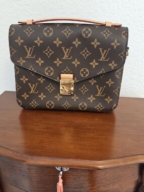 Louis Vuitton Pochette Metis Monogram